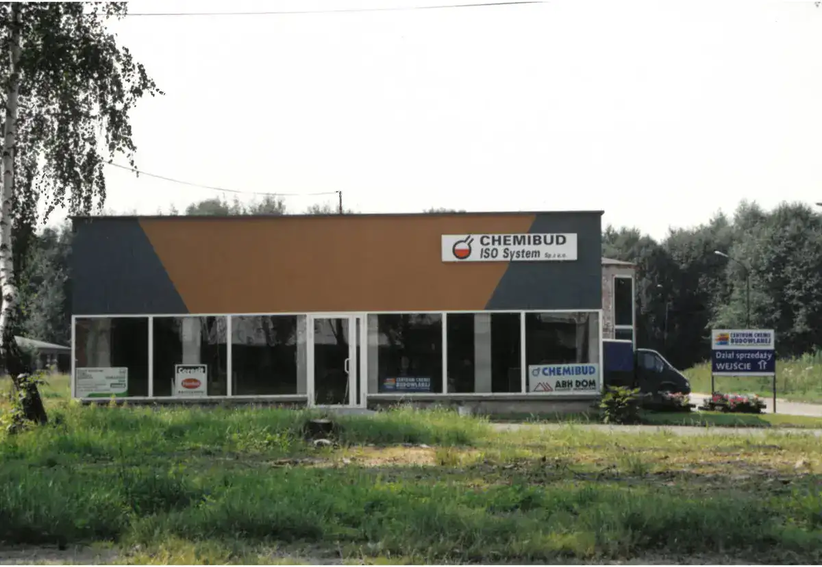 Budynek firmy Chemibud ISO System, poprzednika EKOBau, z nowoczesną fasadą i szyldem nad wejściem.