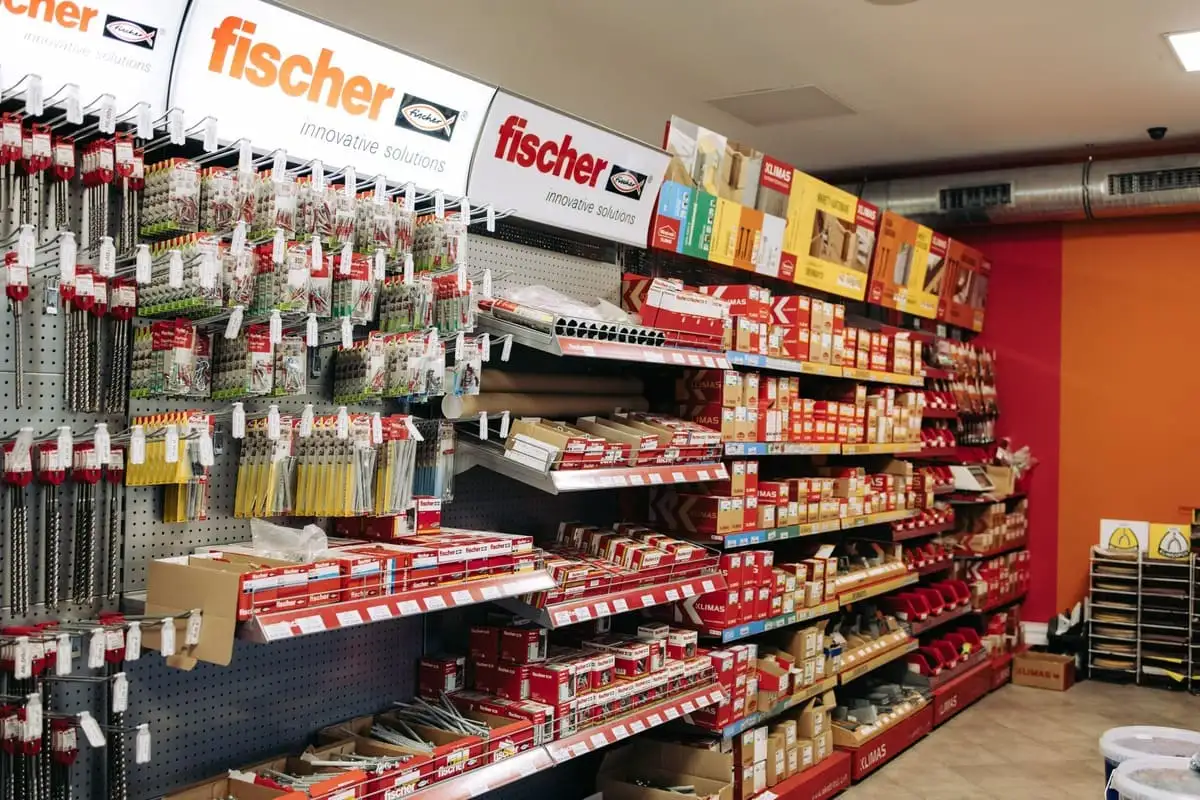 Regały w hurtowni EKOBau Bielsko-Biała z produktami Fischer i Klimas, kołkami, śrubami i wkrętami montażowymi.