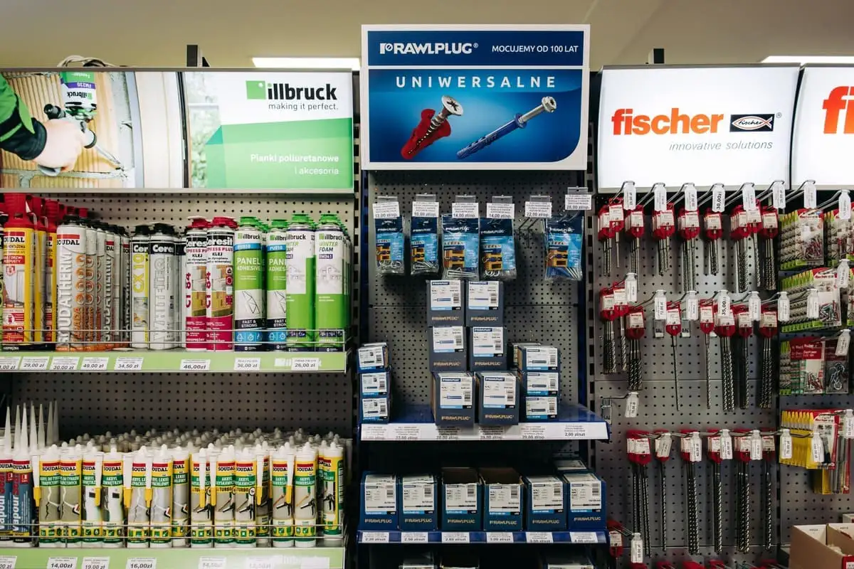 Alejka w hurtowni EKOBau w Bielsku-Białej z narzędziami malarskimi, pędzlami, taśmami i foliami ochronnymi.