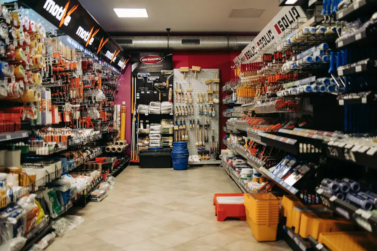 Wnętrze nowoczesnej hurtowni budowlanej EKOBau w Bielsku-Białej z długimi regałami i narzędziami remontowymi.